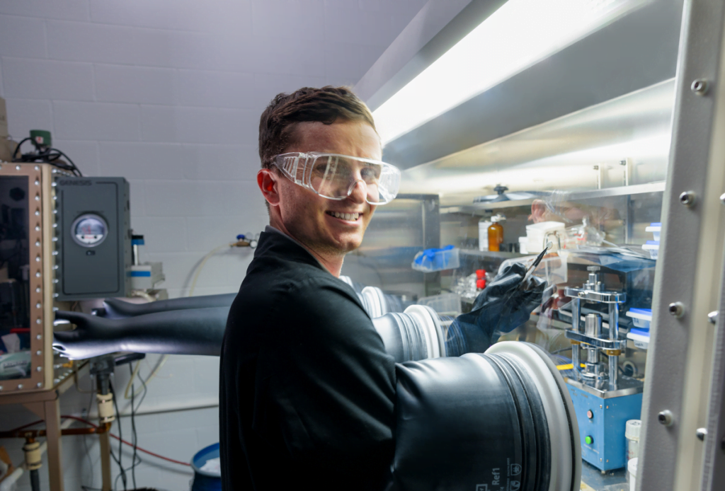 Miltec-chemicus aan het werk in het batterijlaboratorium.