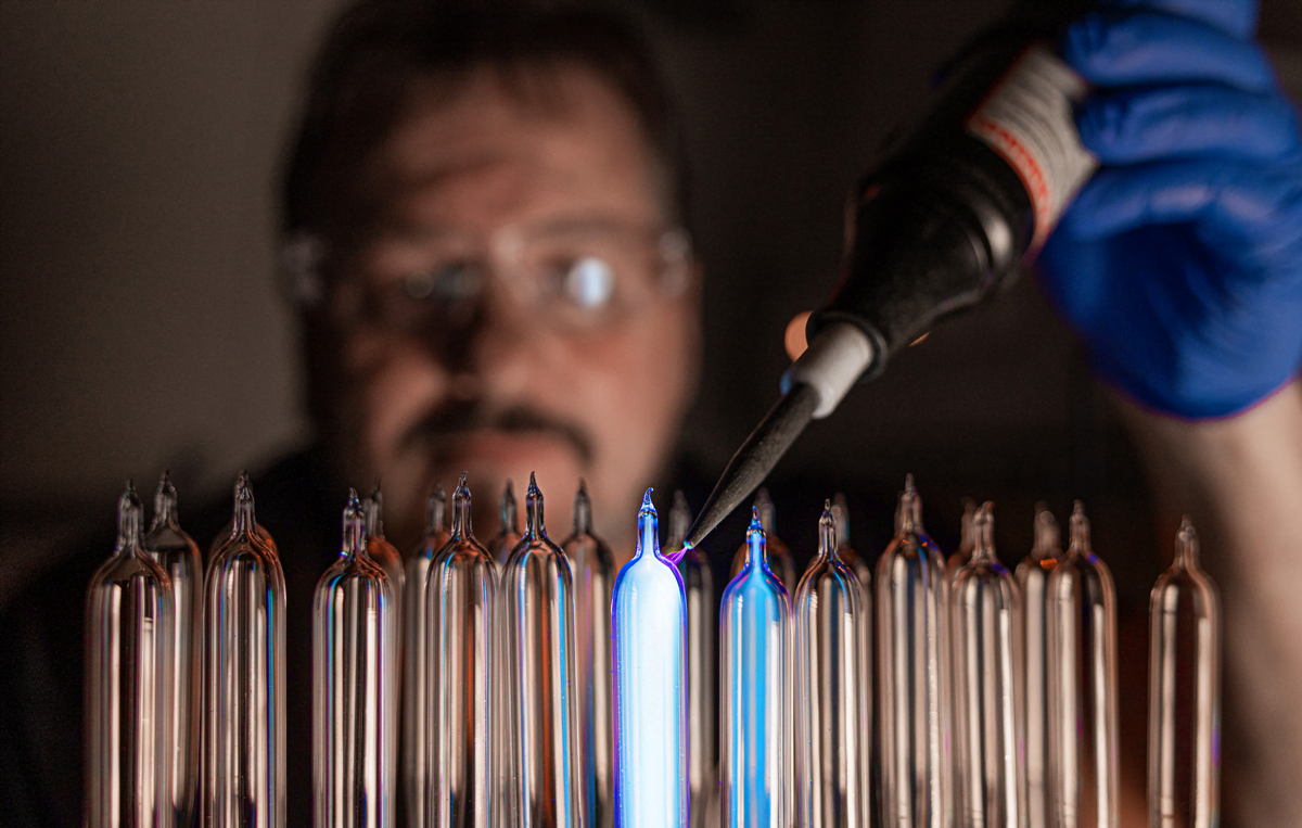 Membre de l'équipe Miltec testant une ampoule UV. Photo de Gary Landsman.